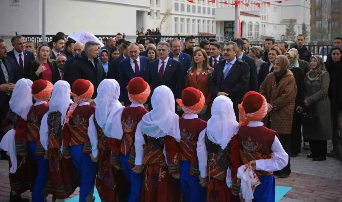 Milli Eğitim Bakanı Yusuf Tekin; durdukları ve baktıkları yerden ana