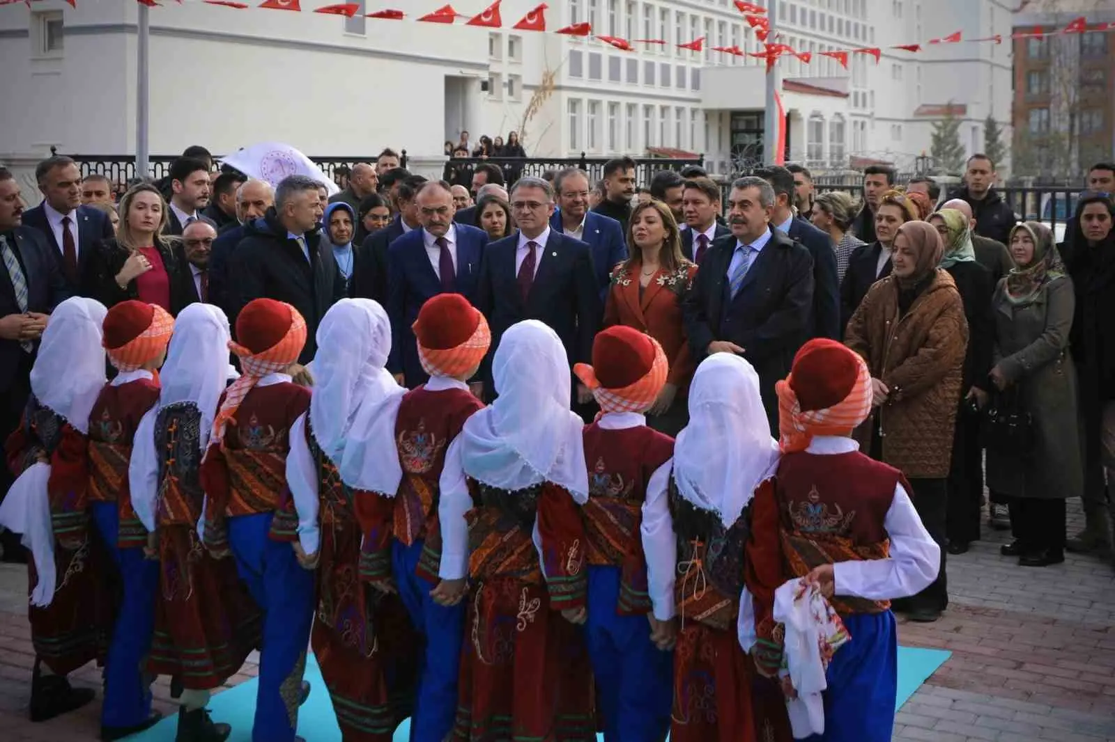 Milli Eğitim Bakanı Yusuf Tekin; durdukları ve baktıkları yerden ana