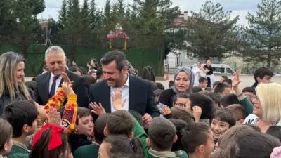 Karabük Belediye Başkanı Özkan Çetinkaya, Şehit Mehmet Dinçel İlkokulu’nda öğrencilerle
