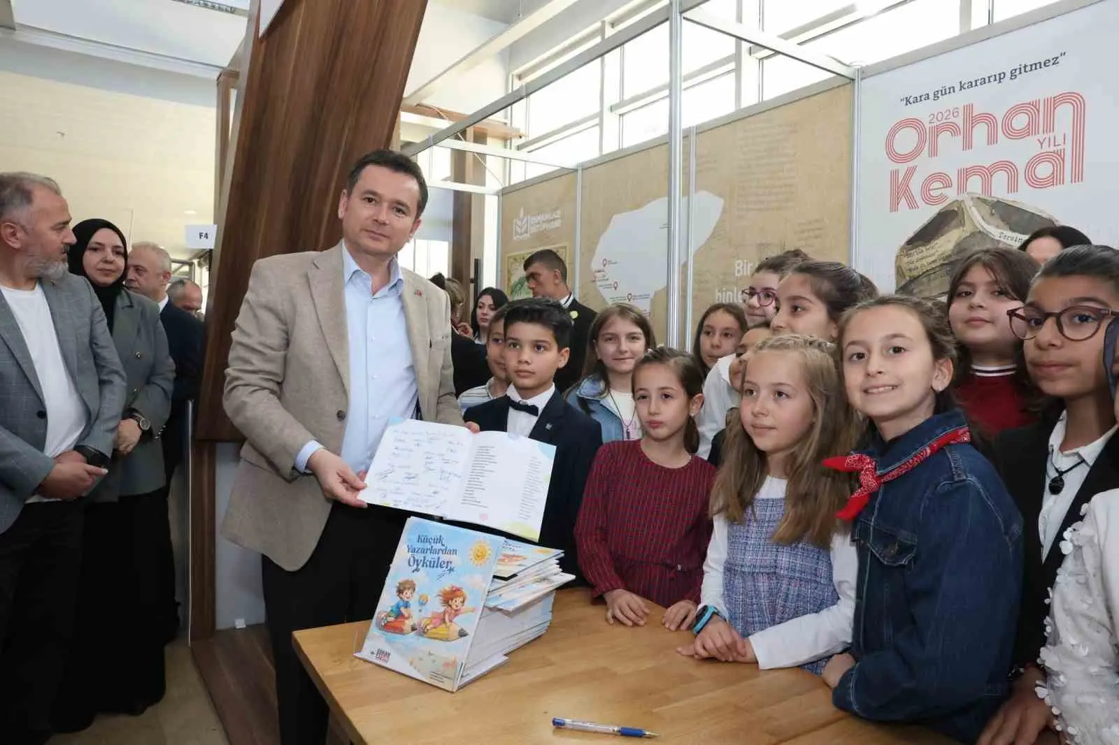 Bursa 23. Kitap Fuarı’nı ziyaret eden Osmangazi Belediye Başkanı Erkan