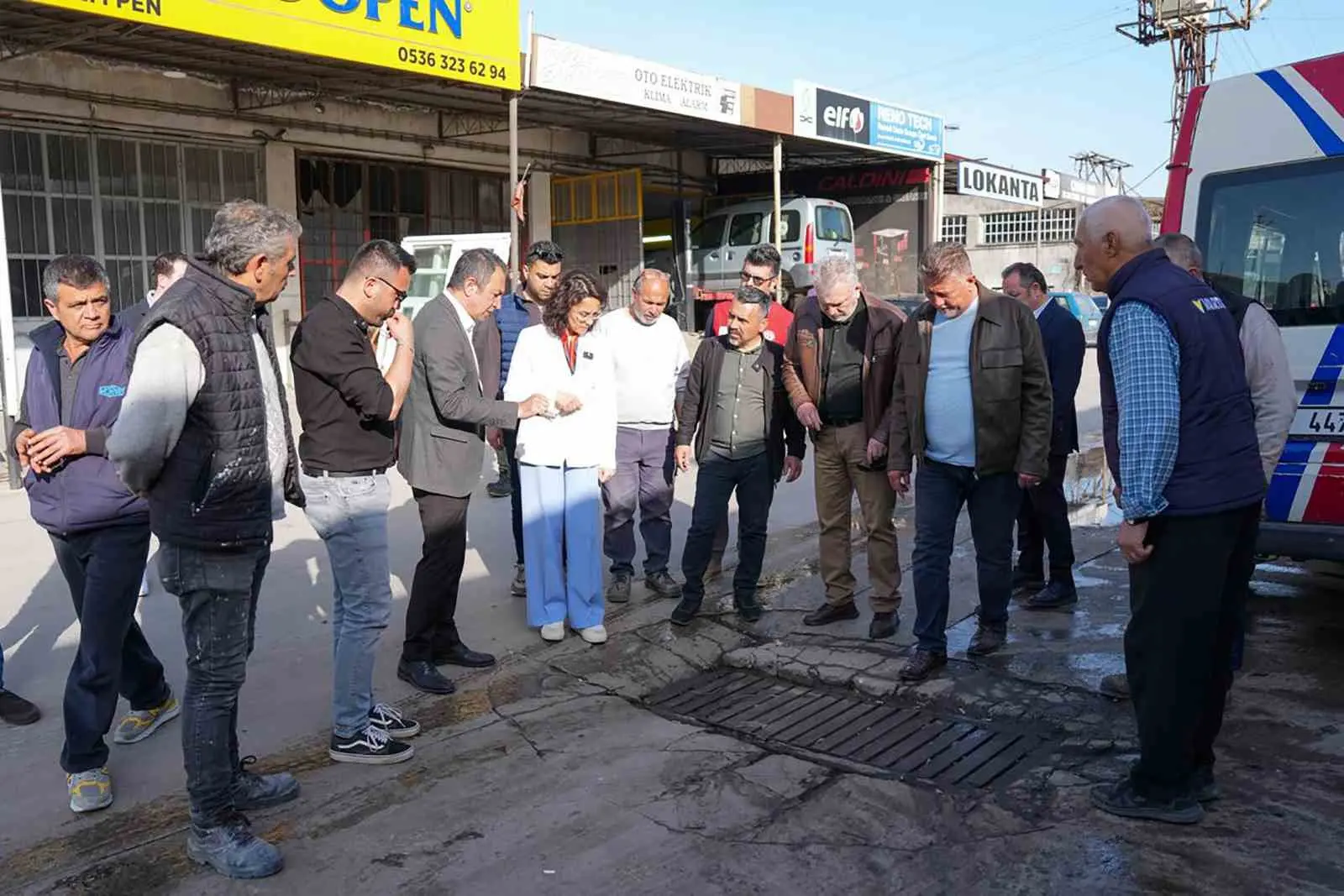 Menteşe Belediye Başkanı Gonca Köksal Aras, Menteşe sanayi sitesinde esnafla