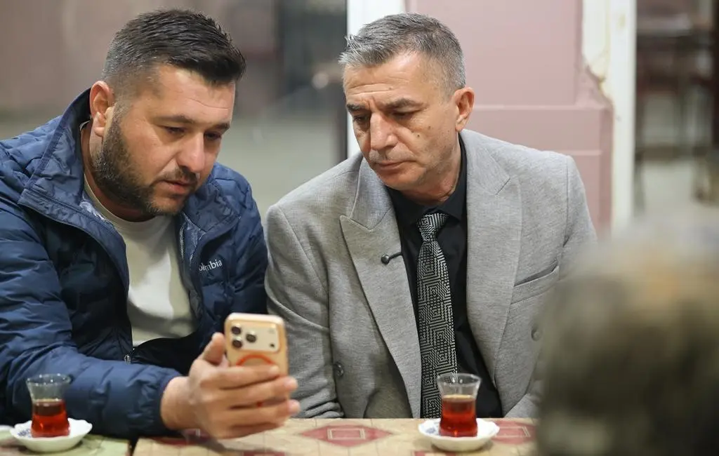 Şehzadeler Belediye Başkanı Hakan Şimşek, Tepecik ve Tilkisüleymaniye mahallelerinde vatandaşlarla