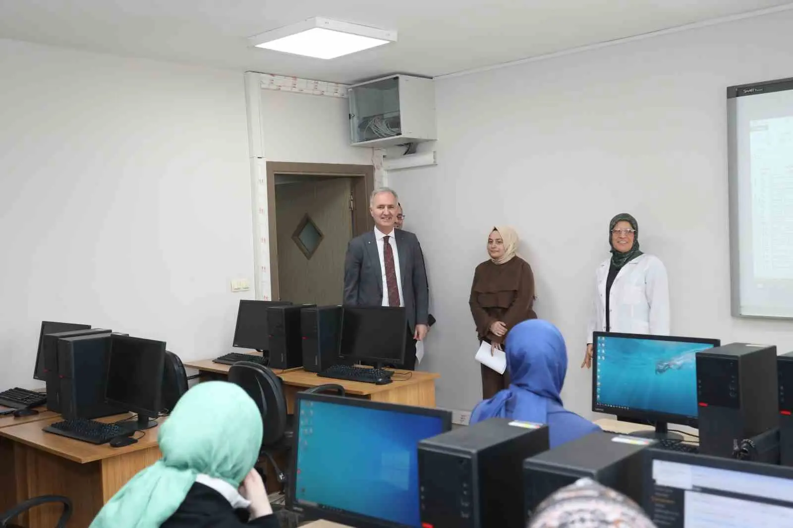 İnegöl Belediye Başkanı Alper Taban, İNESMEK kurslarını ziyaret ederek kursiyerlerle