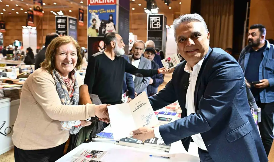 Muratpaşa Belediye Başkanı Ümit Uysal, Kepez Kitap Fuarı’nda gerçekleştirdiği “Güncel