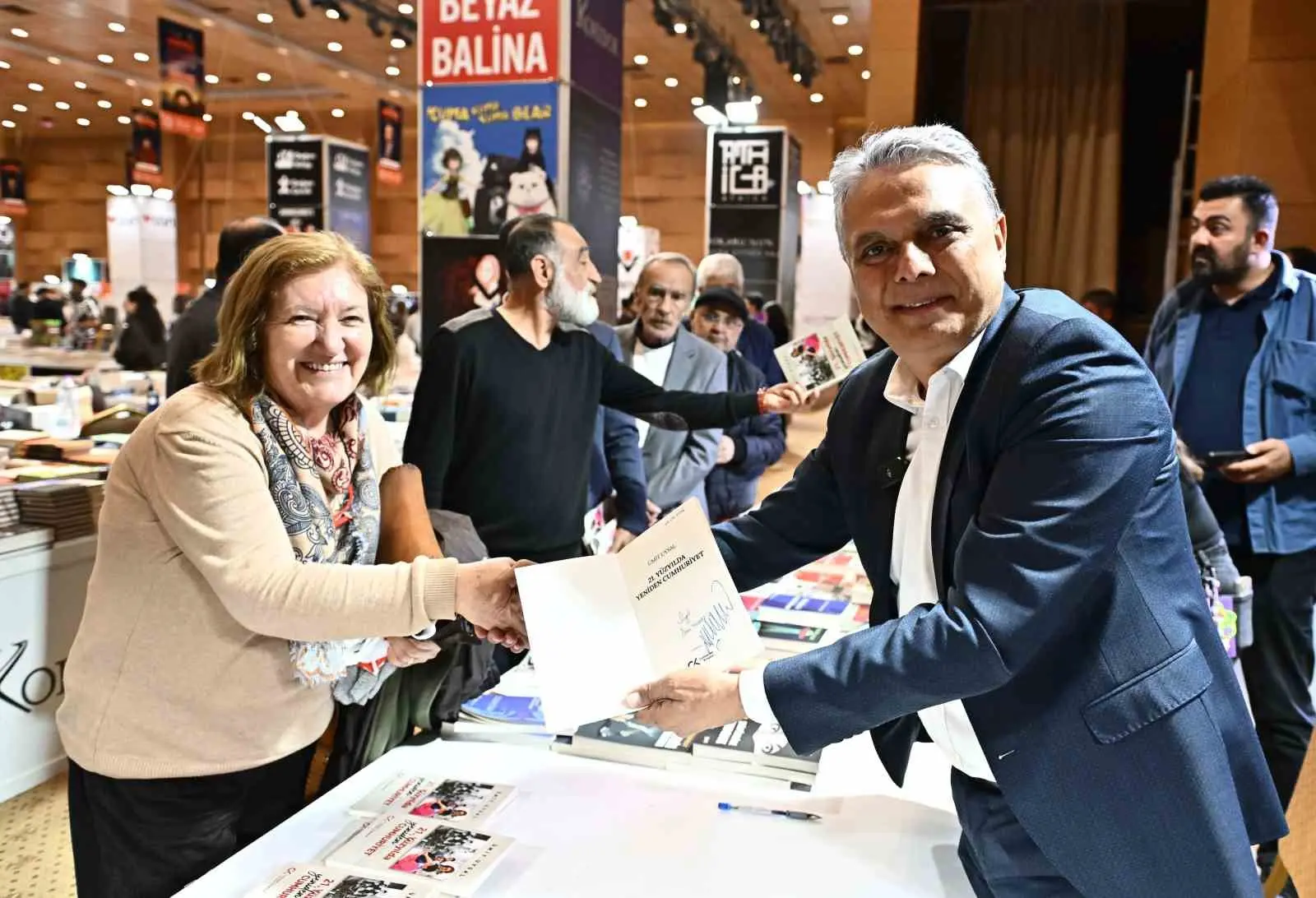 Muratpaşa Belediye Başkanı Ümit Uysal, Kepez Kitap Fuarı’nda gerçekleştirdiği “Güncel
