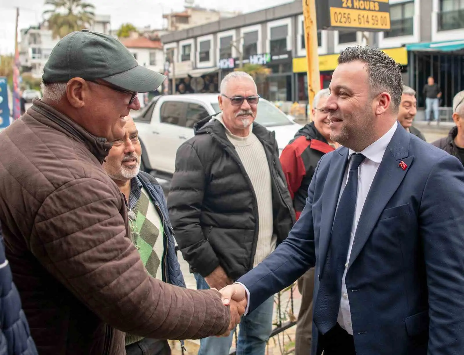 Kuşadası Belediye Başkan Vekili Tahsin Demirtaş, Plaj Taksi durağında çalışan