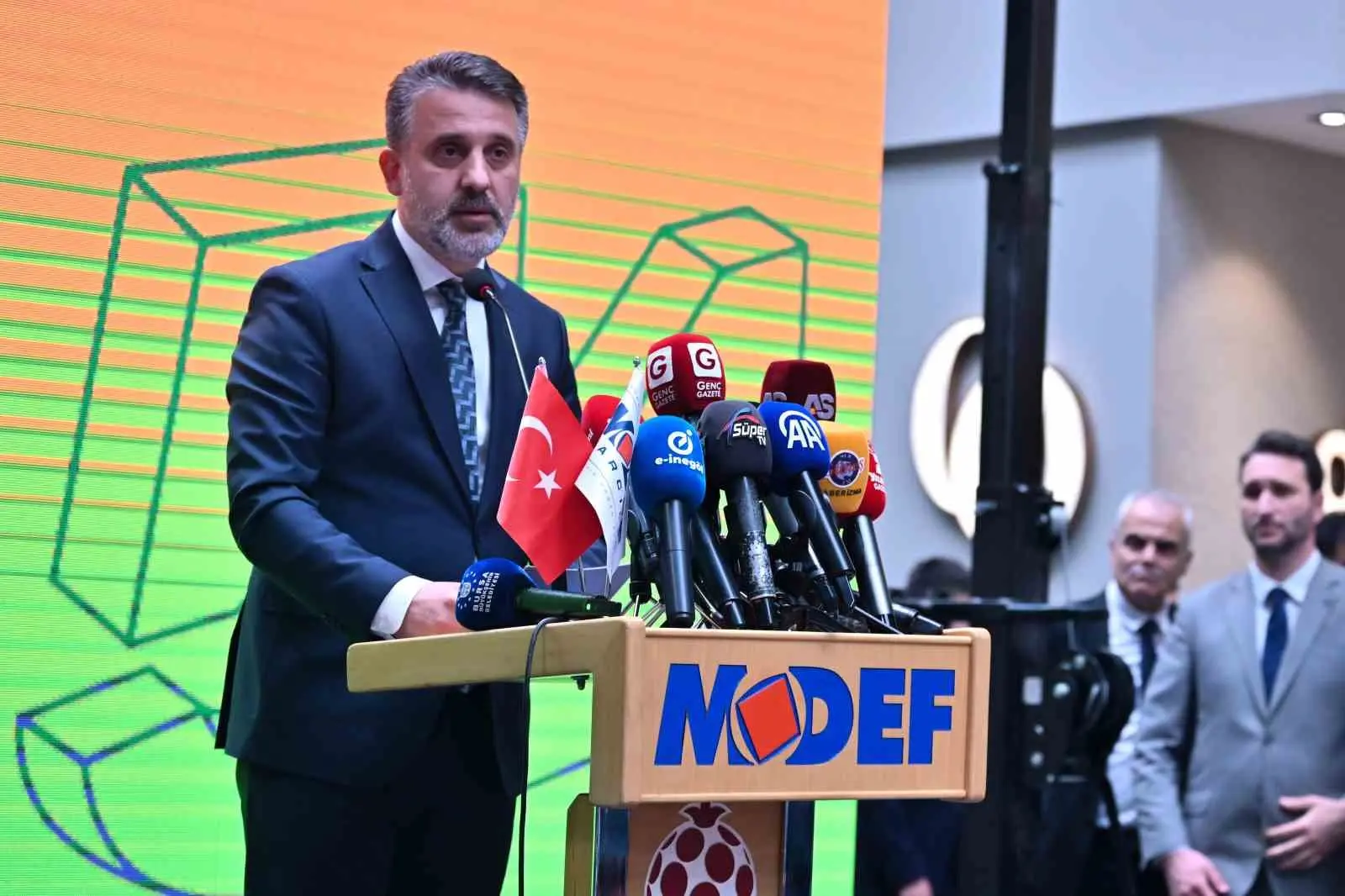 Bu yıl 54.’sü düzenlenen İnegöl Mobilya Fuarı’nın açılış törenine katılan