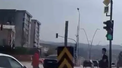 Bursa’nın Nilüfer ilçesinde yayalara kırmızı ışık yanarken yola atlayan bir