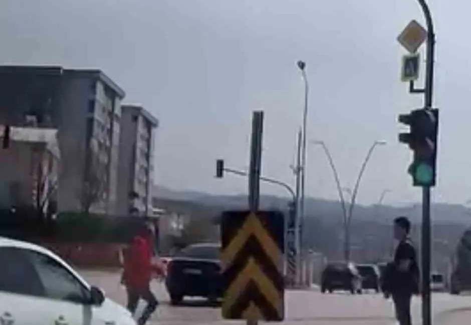 Bursa’nın Nilüfer ilçesinde yayalara kırmızı ışık yanarken yola atlayan bir