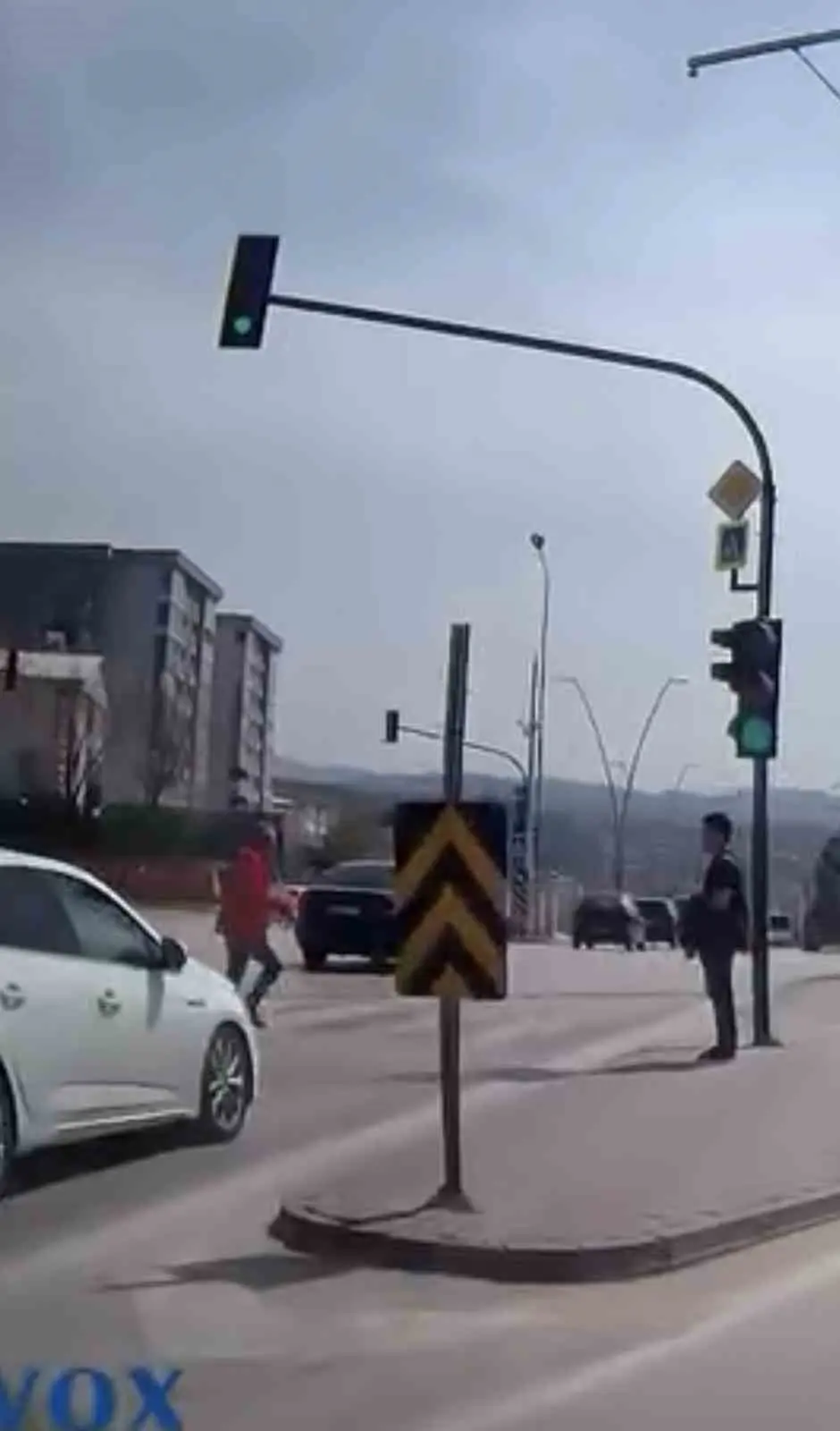 Bursa’nın Nilüfer ilçesinde yayalara kırmızı ışık yanarken yola atlayan bir