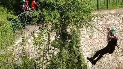 Bursa’da gerçekleştirilen tatbikatta ekipler, senaryo gereği dere yatağındaki yaralıları halatlarla