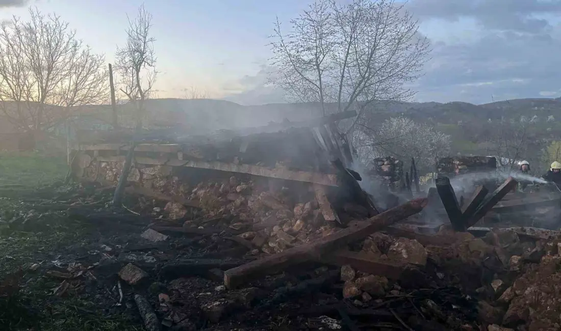 Bursa’nın İnegöl ilçesinde çıkan yangında 2 katlı ev küle döndü.
