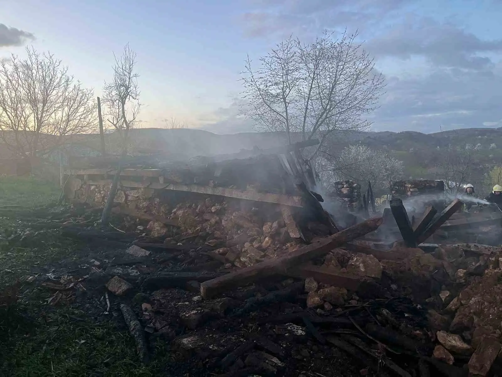 Bursa’nın İnegöl ilçesinde çıkan yangında 2 katlı ev küle döndü.