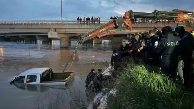 Bursa’nın Karacabey ilçesinde yolu kısaltmak isterken köprü altından geçmeye çalışan