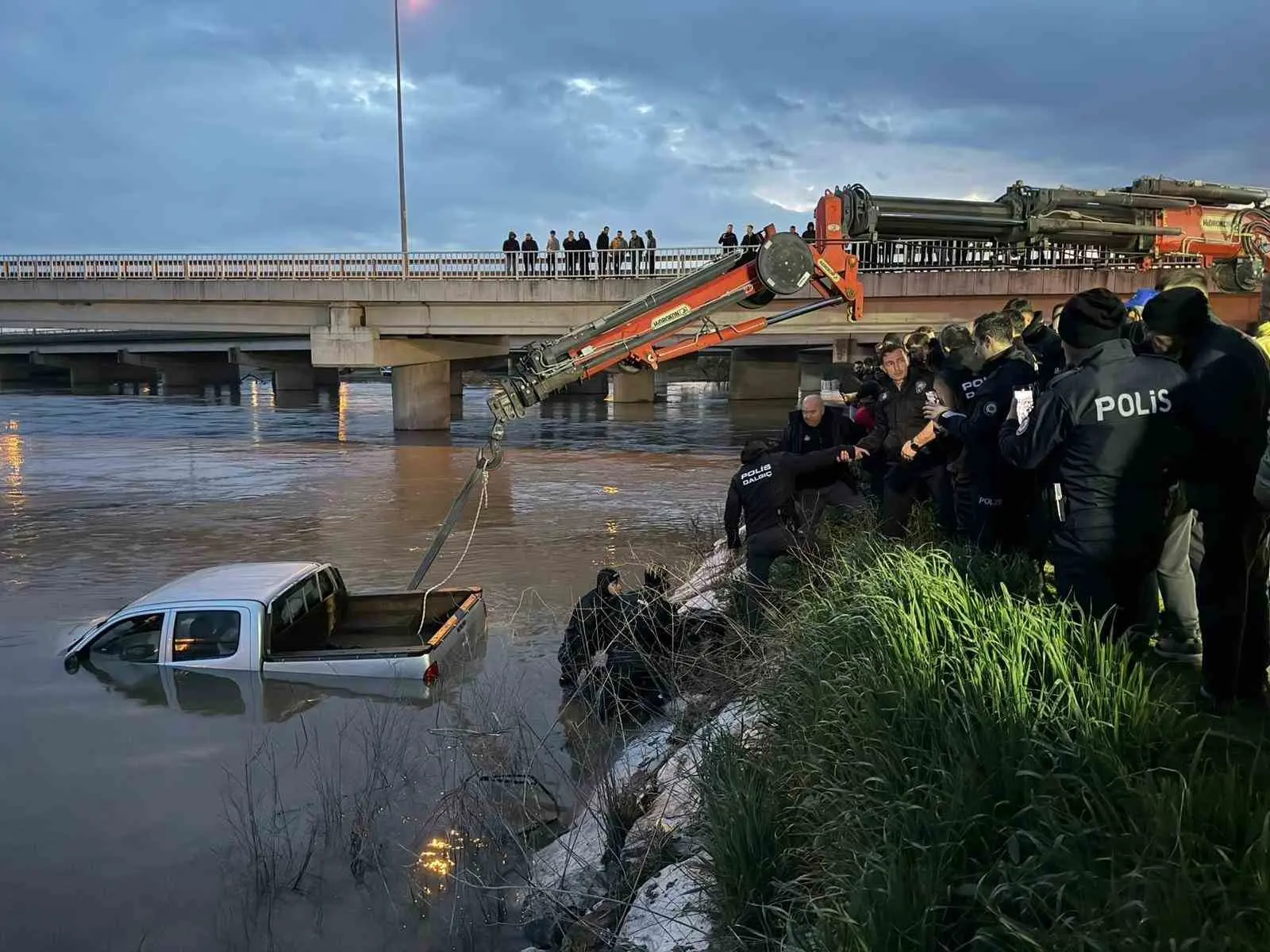 Bursa’nın Karacabey ilçesinde yolu kısaltmak isterken köprü altından geçmeye çalışan