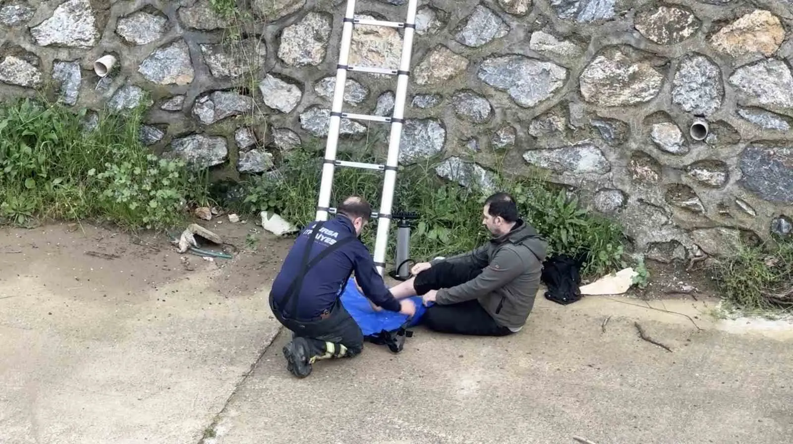 Bursa’nın Kestel ilçesinde çocuğunun kaçan topunu almak isterken dereye düşen