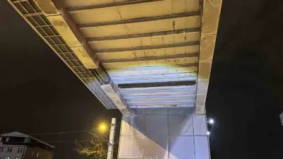 Bursa’da seyir halindeki araçların bulunduğu yola, üst geçitten kopan bağlantı