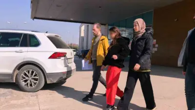 Bursa’nın İnegöl ilçesinde iki genç kız arasında çıkan bıçaklı kavgada