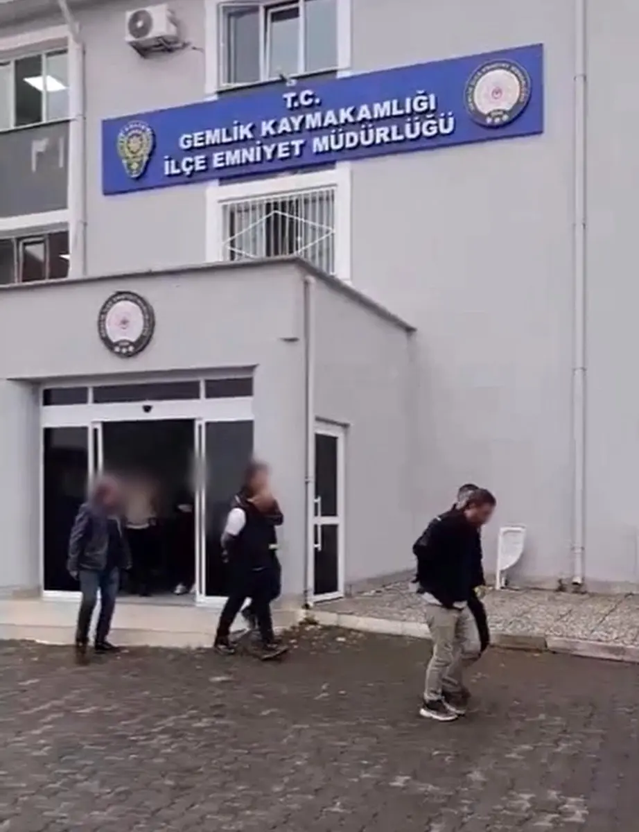 Bursa’nın Gemlik ilçesinde evden ve açıktan hırsızlık olaylarına karıştıkları tespit