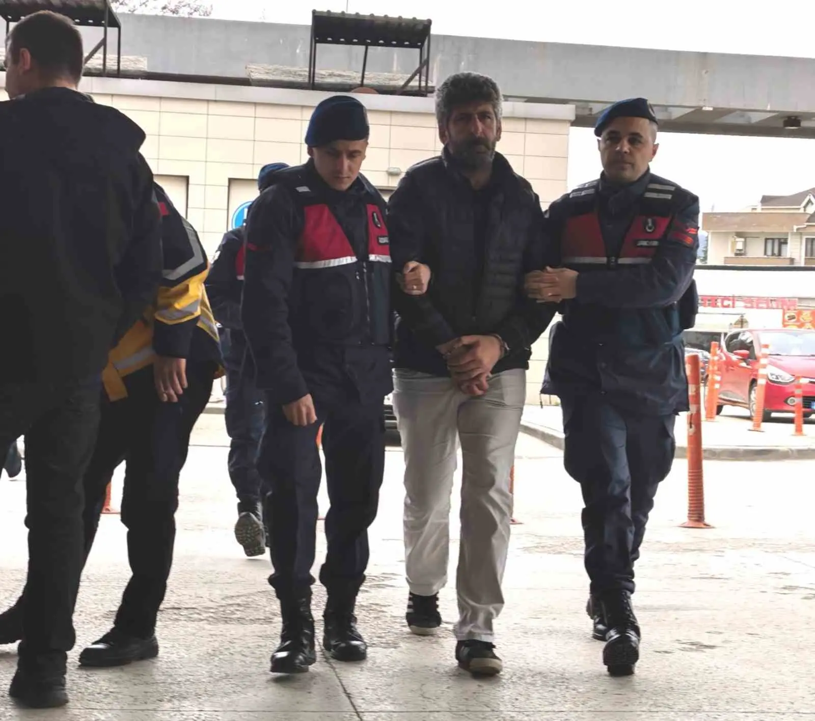 Bursa’nın İnegöl ilçesinde hakkında kesinleşmiş hapis cezası bulunan şahıs, jandarma