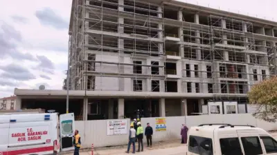 Bursa’nın İnegöl ilçesinde yapımı devam eden bir inşaatta çalışan işçi,