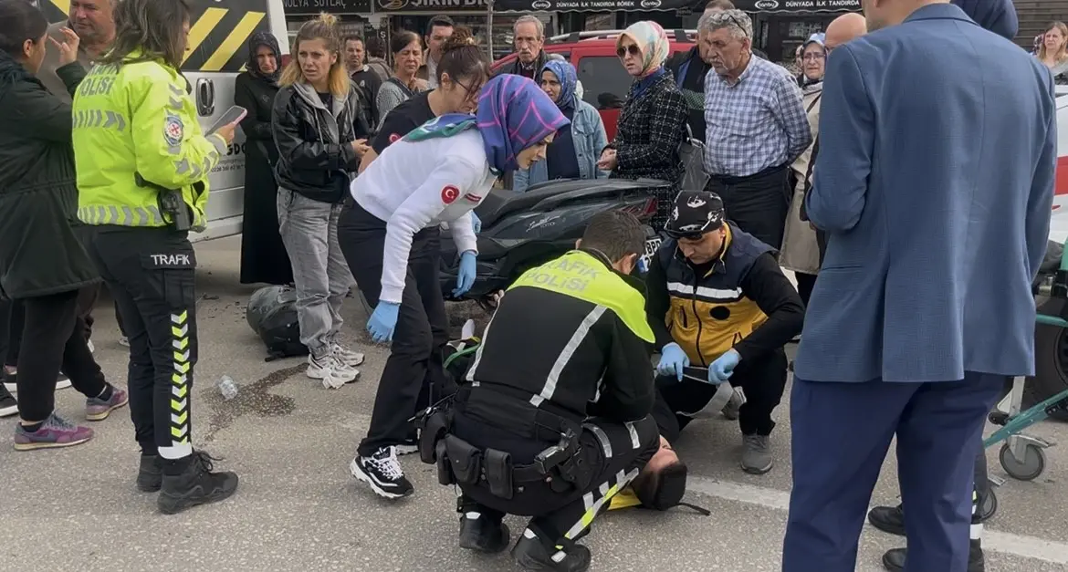 Bursa’nın Osmangazi ilçesinde meydana gelen trafik kazasında işçi servisine çarpan