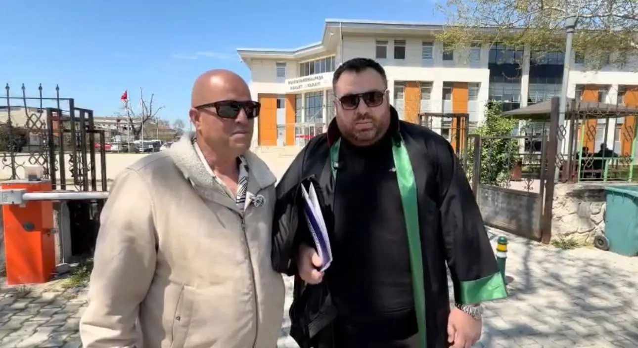 Bursa’nın Mustafakemalpaşa ilçesinde Yamanlı Mahalle Muhtarı Necati Eren, fotoğrafının başka