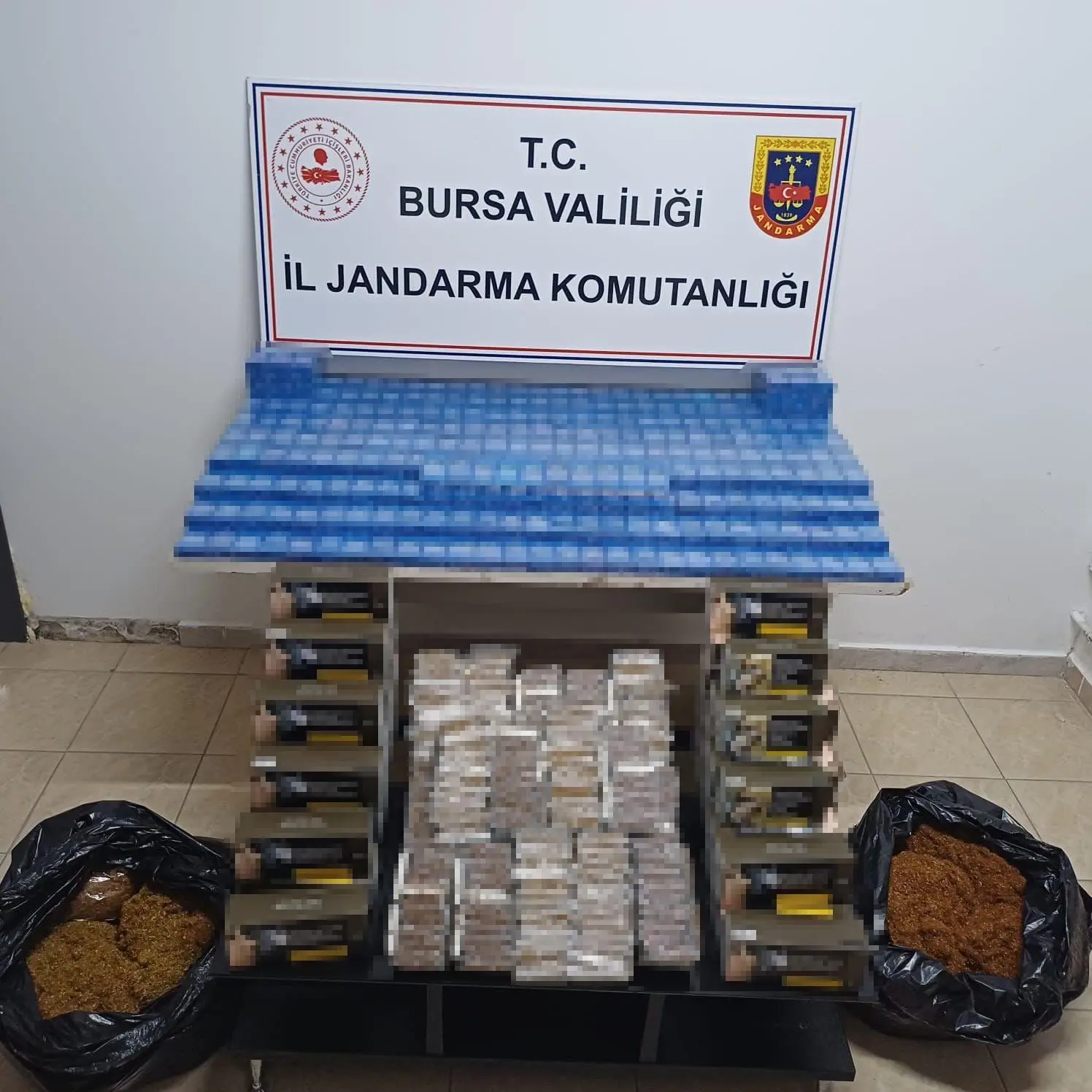 Bursa’da yürütülen çalışmalarda çok sayıda kaçak sigara ve makaron ele