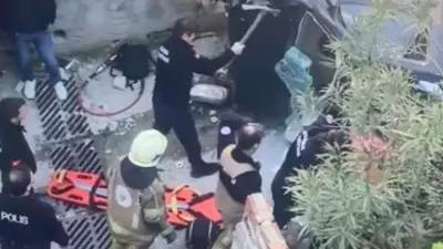 Bursa’nın Yıldırım ilçesinde kontrolden çıkarak kaza yapan otomobilin merdivenlerden yuvarlandığı