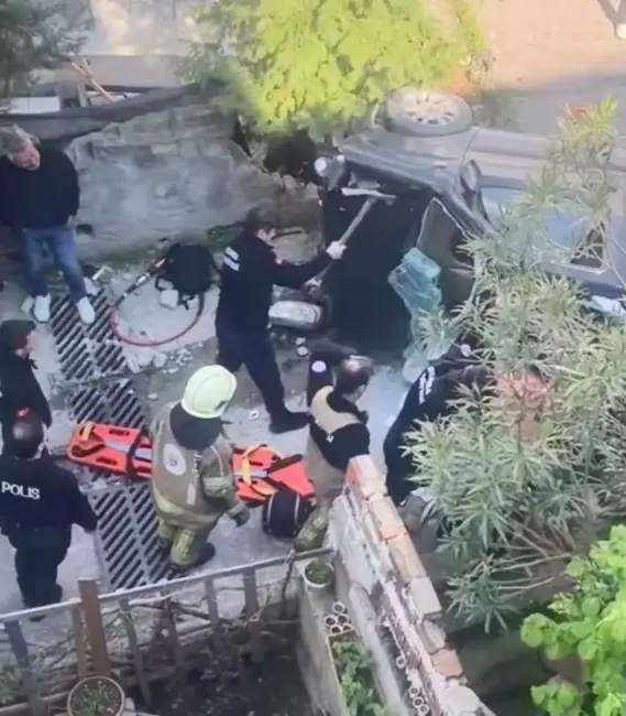 Bursa’nın Yıldırım ilçesinde kontrolden çıkarak kaza yapan otomobilin merdivenlerden yuvarlandığı
