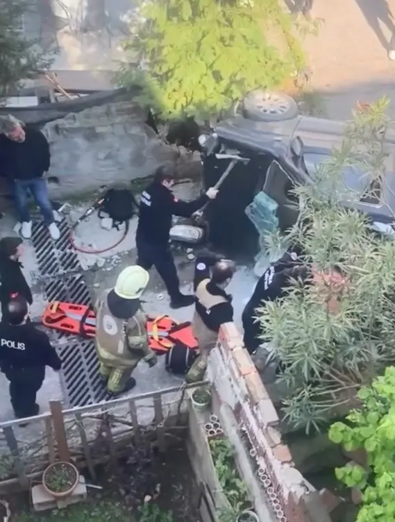 Bursa’nın Yıldırım ilçesinde kontrolden çıkarak kaza yapan otomobilin merdivenlerden yuvarlandığı