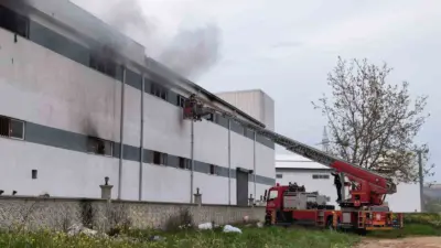 Bursa’nın İnegöl ilçesinde bir mobilya fabrikasında yangın çıktı. Alevler, itfaiye