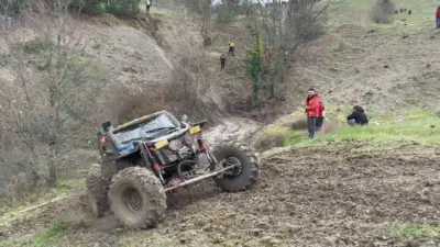 Bursa’da düzenlenen off-road etkinliği renkli görüntülere sahne olurken, parkurda takla