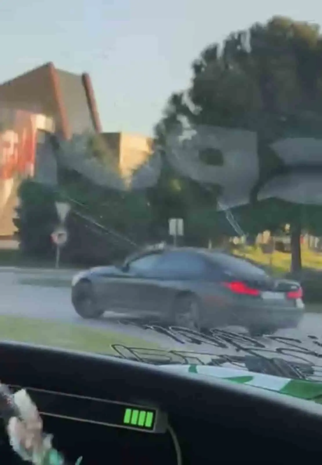 Bursa’da trafiğe açık yolda bir otomobil sürücüsü drift atarak hem