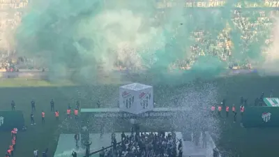 Bursaspor’un şampiyonluk sevinci, Atatürk Matlı Stadyumu’nda düzenlenen görkemli kutlamalarla taçlandı.