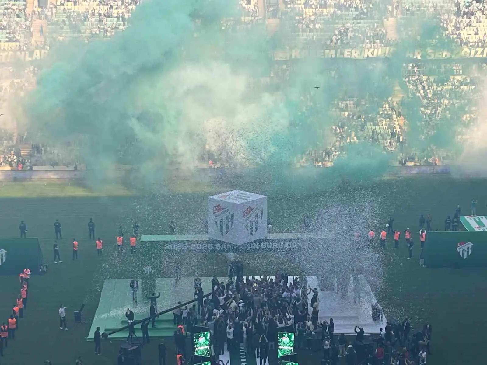 Bursaspor’un şampiyonluk sevinci, Atatürk Matlı Stadyumu’nda düzenlenen görkemli kutlamalarla taçlandı.