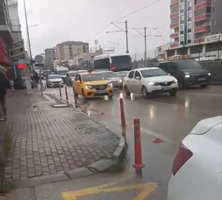 Bursa’da geri geri ilerleyen taksi sürücüsü tehlike saçtı o anlar