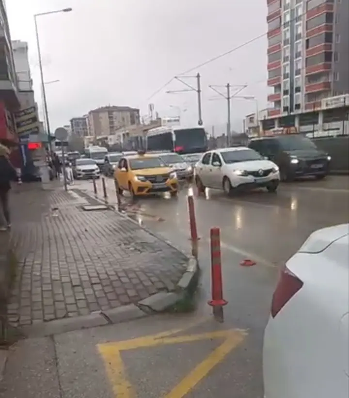 Bursa’da geri geri ilerleyen taksi sürücüsü tehlike saçtı o anlar