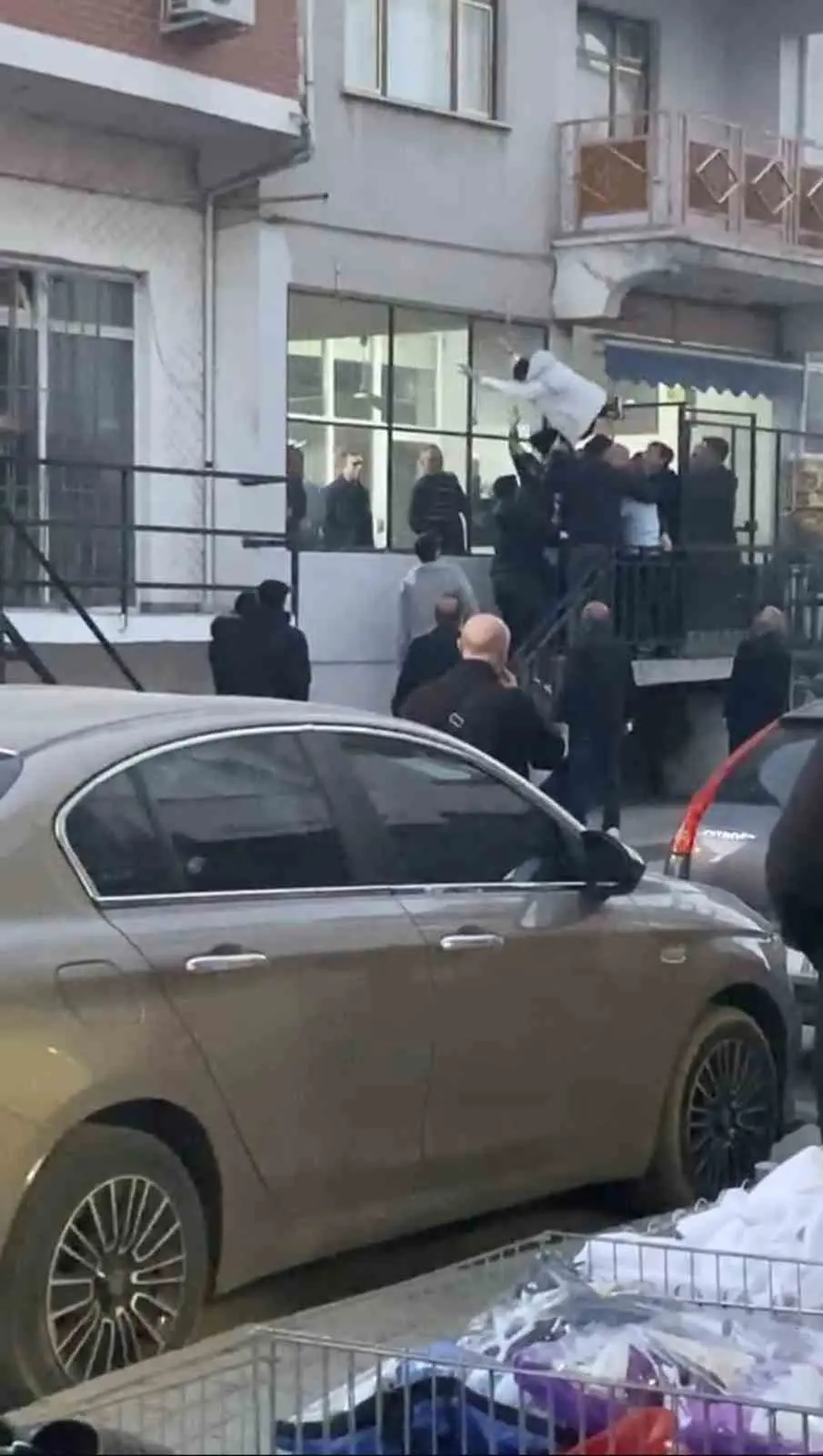 Bursa’da iki grup arasında çıkan tekmeli sopalı kavga cep telefonu