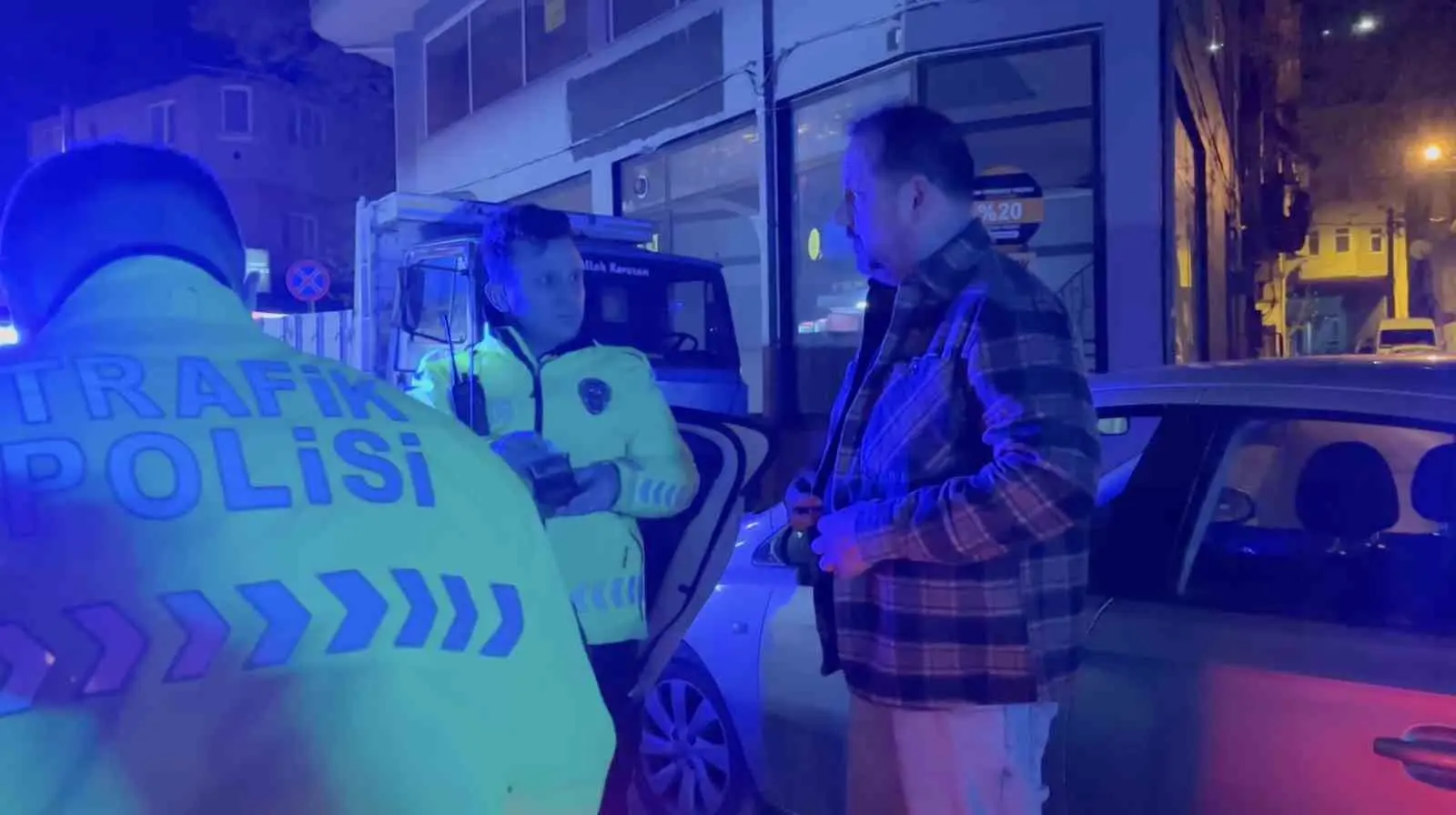 Bursa’da uygulama noktasına girmemek için ters yöne giren alkollü sürücü,