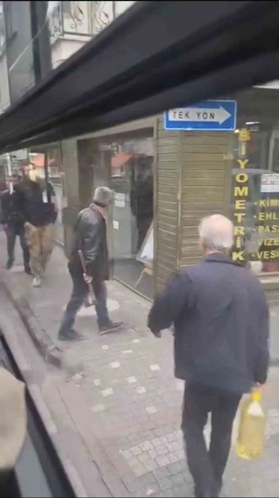 Bursa’da otobüs ile kamyonet sürücüsü arasında çıkan trafik tartışması, şüphelinin