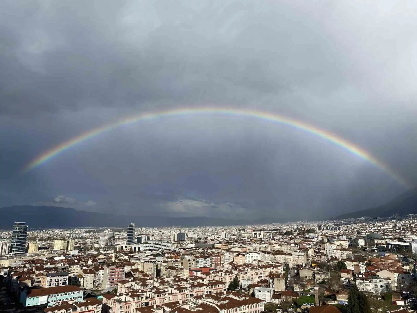 Bursa’da etkili olan yağışın ardından ortaya çıkan gökkuşağı görsel şölen