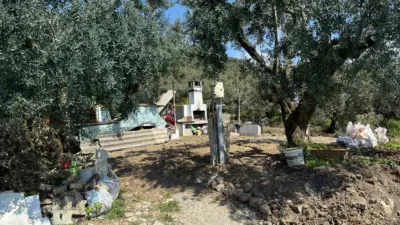 Bursa’nın Mudanya ilçesinde vatandaşların bahçelerine yaptığı hobi evlerine yönelik yıkım