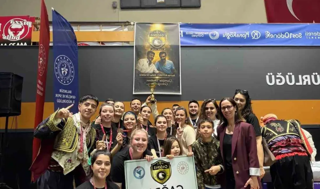 Balıkesir’de, Kurtdereli Kapalı Spor Salonu’nda düzenlenen Halk Oyunları İl Yarışması,