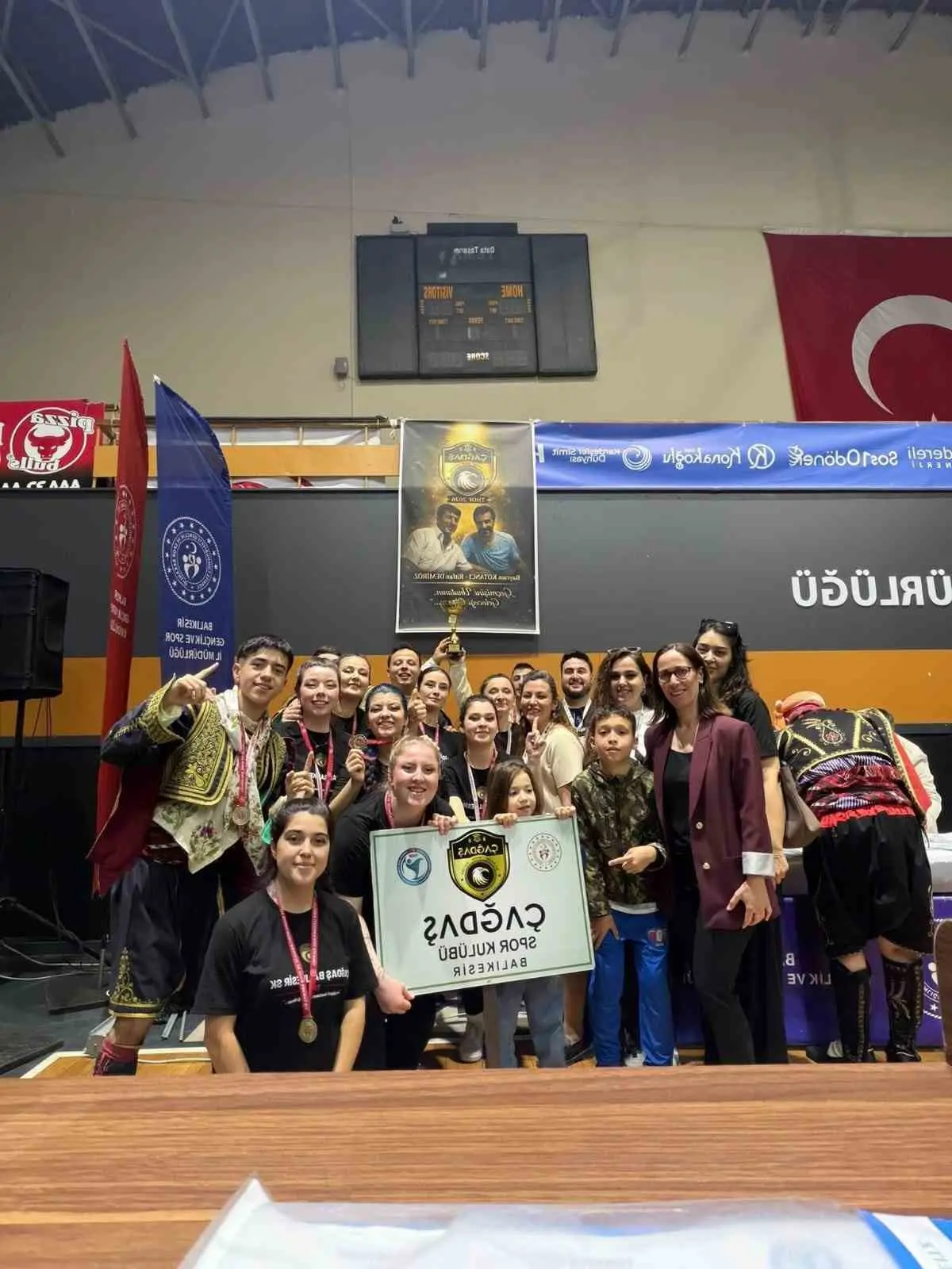 Balıkesir’de, Kurtdereli Kapalı Spor Salonu’nda düzenlenen Halk Oyunları İl Yarışması,