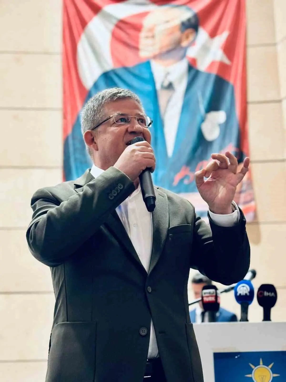 Çalışma ve Sosyal Güvenlik Bakanı Prof. Dr. Vedat Işıkhan, bir