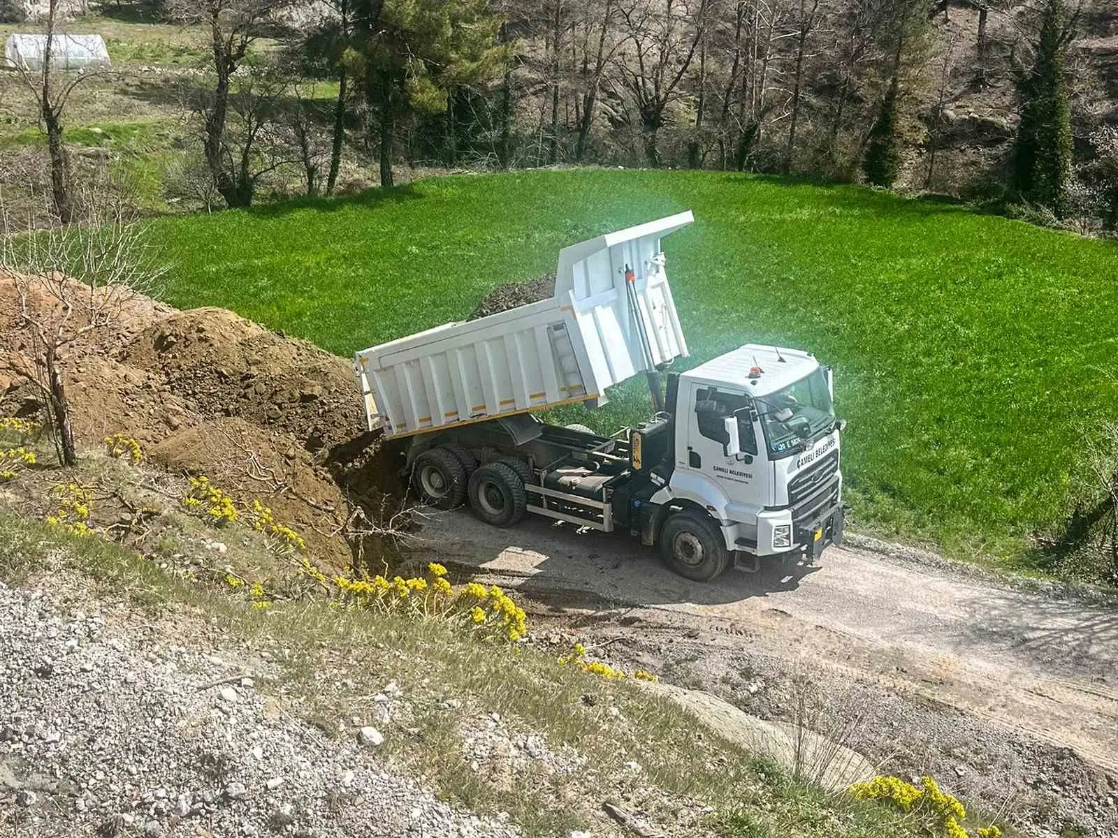 Çameli Belediyesi, 2026 asfalt programı öncesinde mahallelerde altyapı hazırlıklarına başladı.