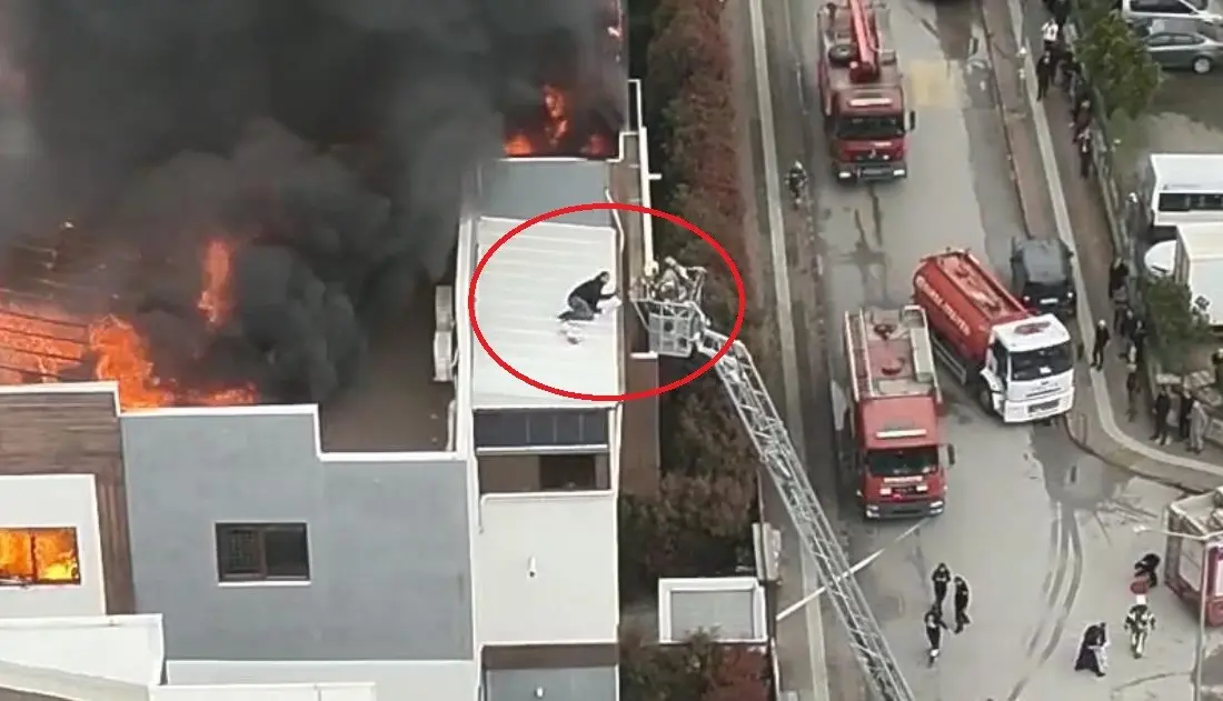 Bursa’da 6 katlı bir binanın çatı katında çıkan yangında, metrelerce