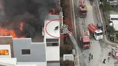 Bursa’da 6 katlı bir binanın çatı katında çıkan yangında, metrelerce