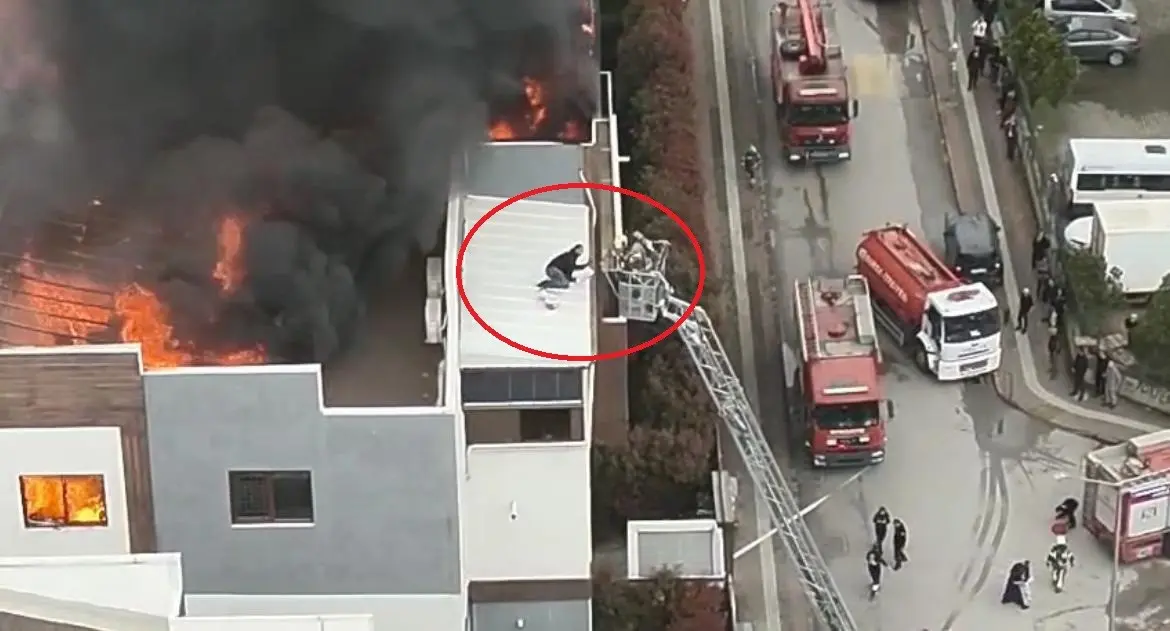 Bursa’da 6 katlı bir binanın çatı katında çıkan yangında, metrelerce